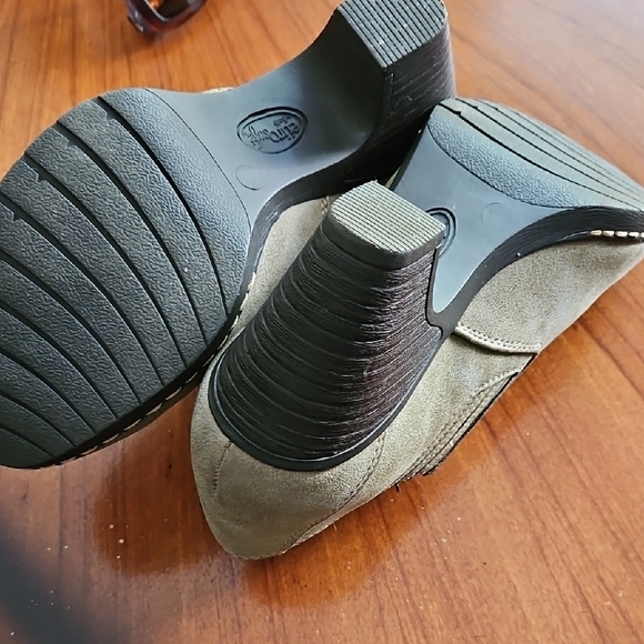 Tan Suede Mules with Minimal Stitching - Picture 5 of 9